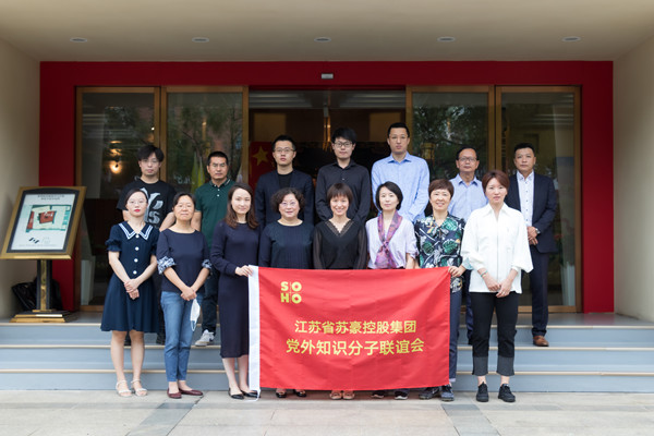 1663727770846856.jpg 会旗合影_副本.jpg